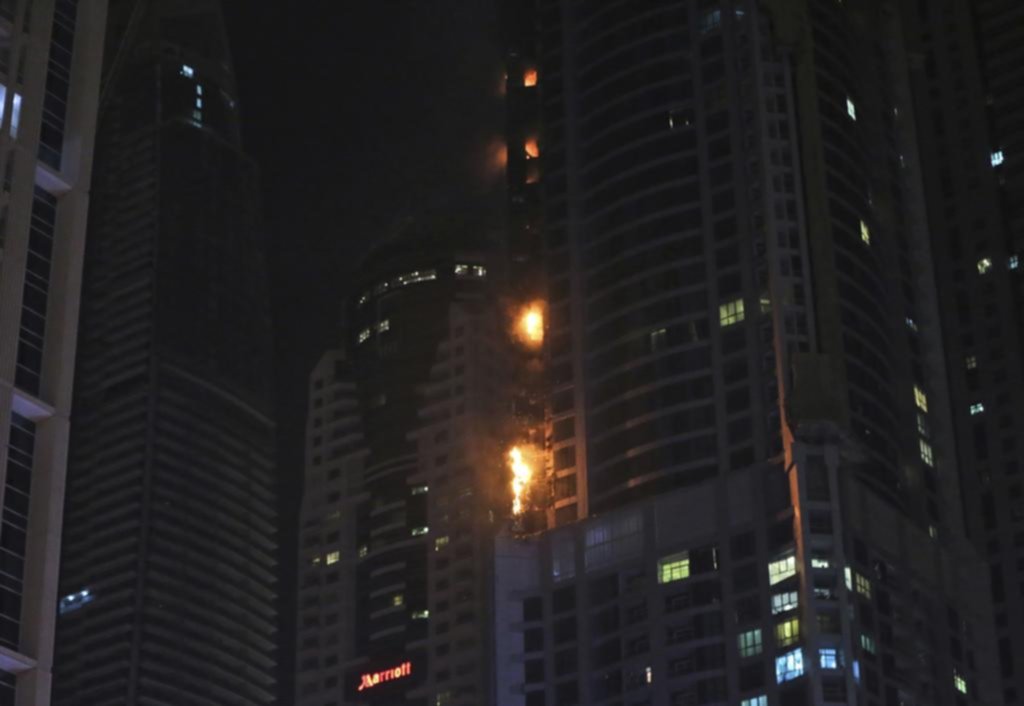 Gigantesco incendio en famosa torre de Dubai