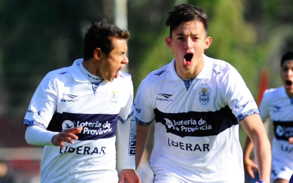Los pibes Triperos frente a Racing