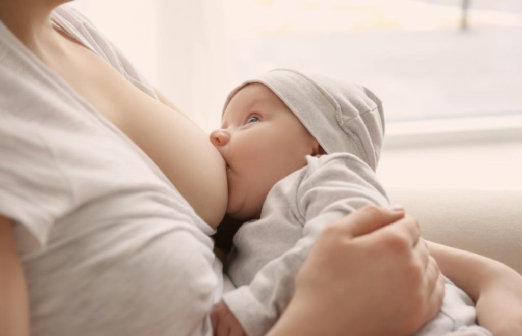 Nutrir de leche materna a los bebés en los primeros seis meses salva vidas