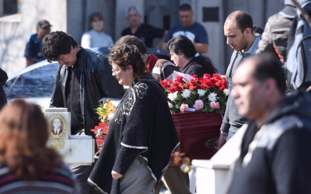 En medio del dolor, despidieron los restos de Anahí Benítez