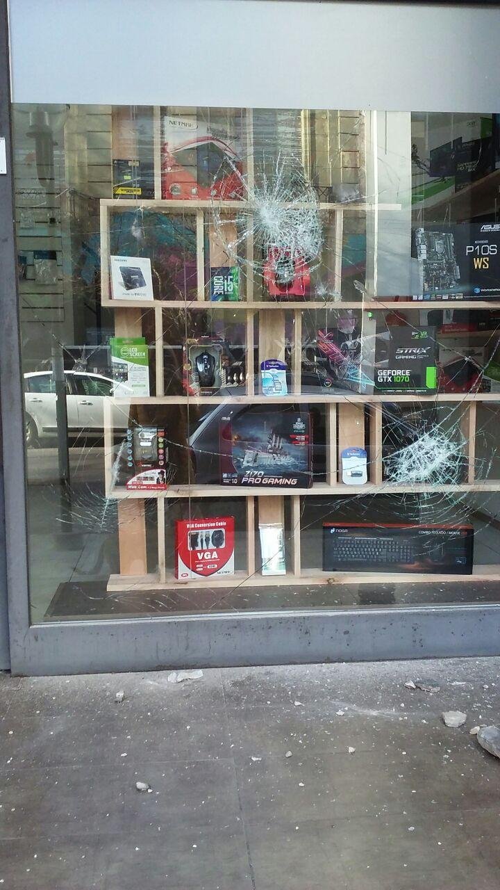 Destrozaron la vidriera de un local del centro de la Ciudad