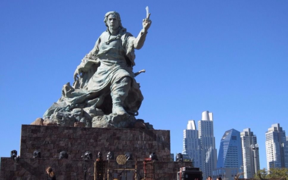 Dos artistas proponen reemplazar el Monumento de Juana Azurduy