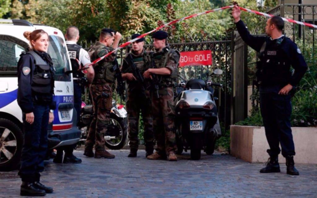 Francia otra vez un alerta luego que un auto embistiera a seis militares antiterroristas