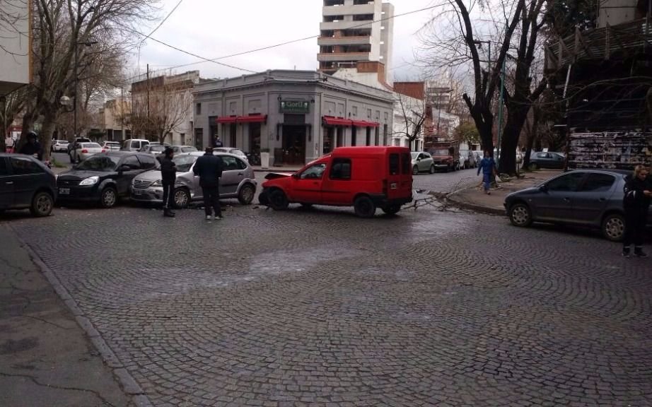Fuerte choque en 10 y diagonal 77: una mujer fue hospitalizada