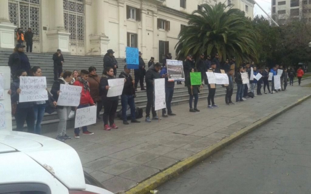Protestas en el Ministerio de Seguridad y  Gobernación: denuncian despidos en la Policía Local
