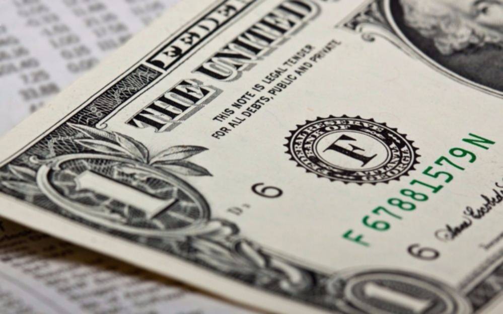 Con intervención del Banco Central, el dólar cerró por debajo de los 18 pesos