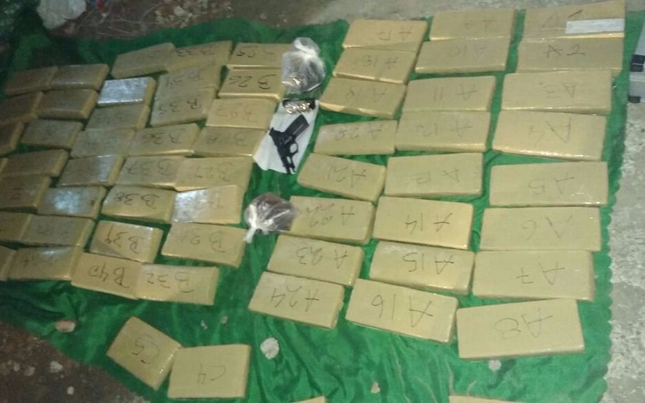 Los sorprenden con 80 kilos de marihuana en el baúl del auto: presos