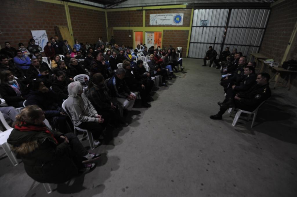 Tensa reunión de vecinos y policias en abasto