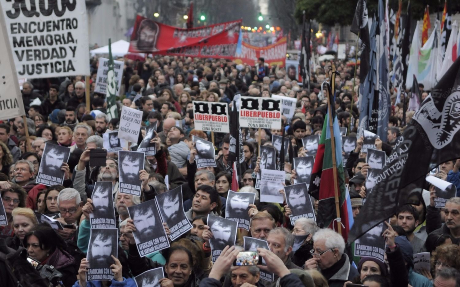 Multitudinaria marcha en Plaza de Mayo para pedir la aparición con vida de Santiago Maldonado