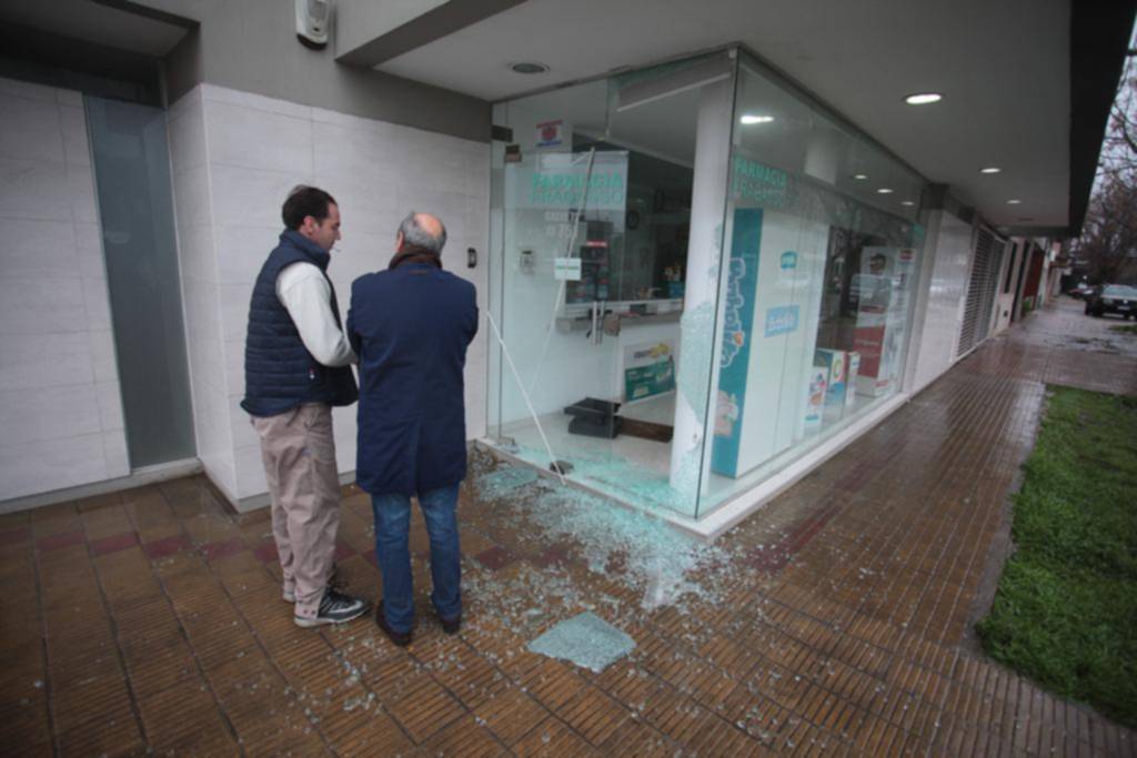 Llegaron a una farmacia en un auto robado, la destrozaron y se fueron con la registradora