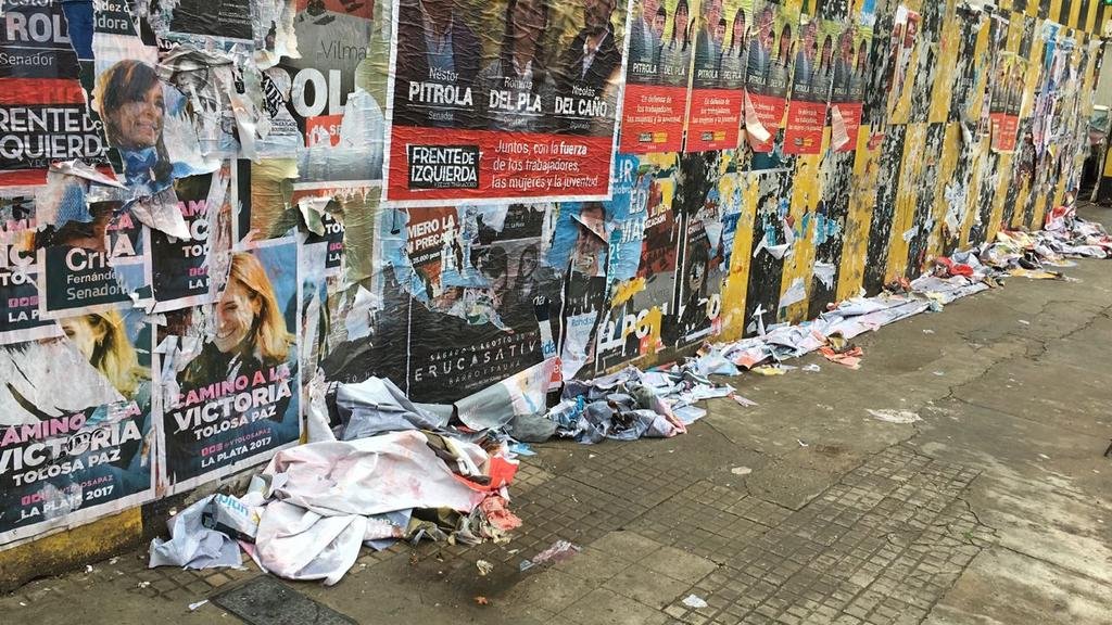 “Campaña sucia”: las calles están tapizadas de afiches y volantes