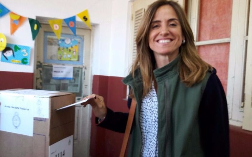 Tras percance, votó Victoria Tolosa Paz