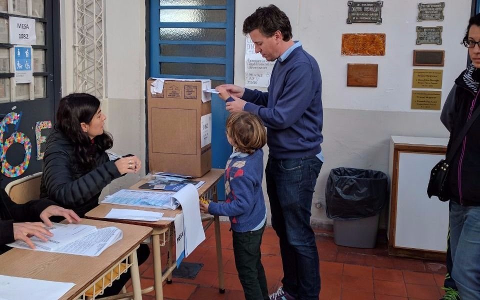 Junto a su hijo, Federico Martelli votó en el Instituto Manuel Belgrano