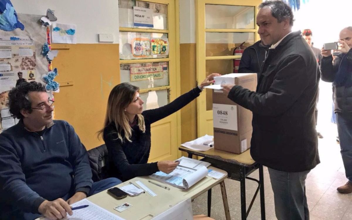 Scioli dijo que hoy "la gente no la está pasando bien" al emitir su voto en Tigre 