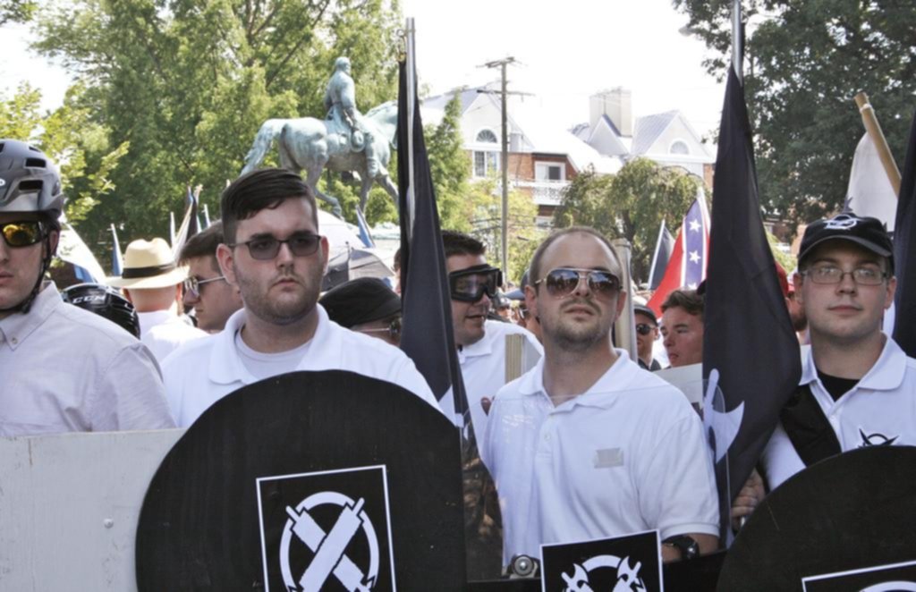 Apuntan a Trump por su supuesta tibieza frente a grupos racistas