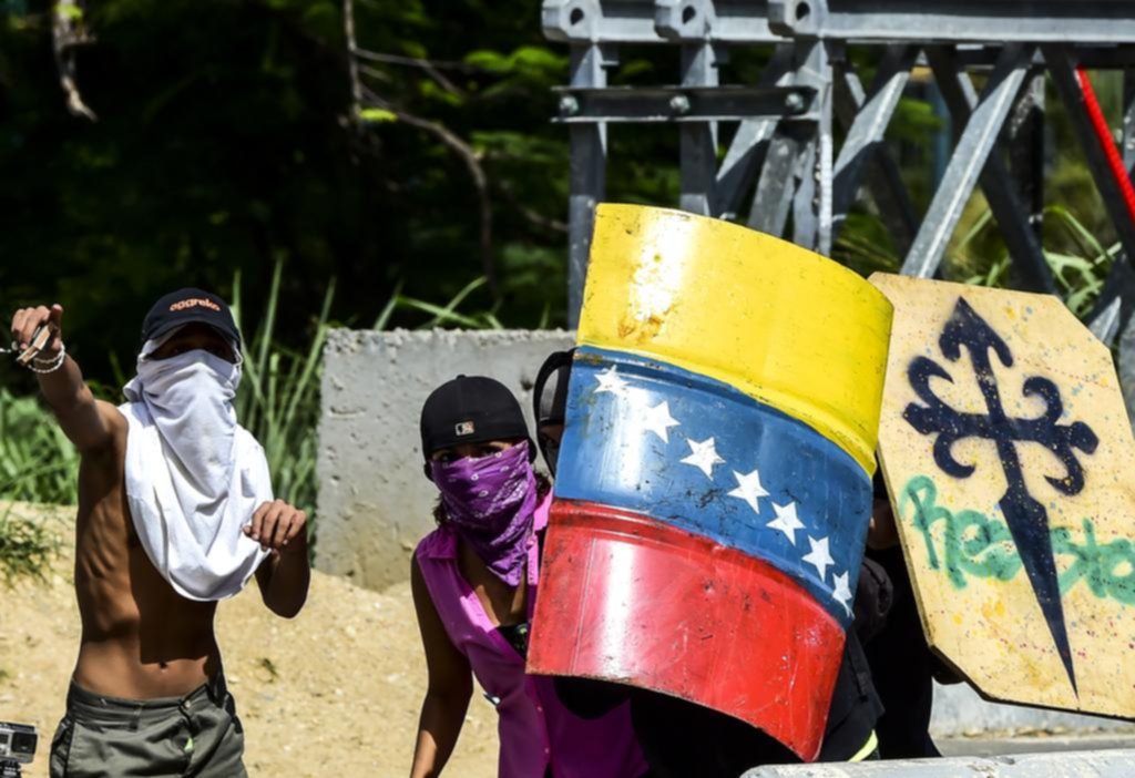 La oposición venezolana rechaza una opción militar para terminar con la crisis