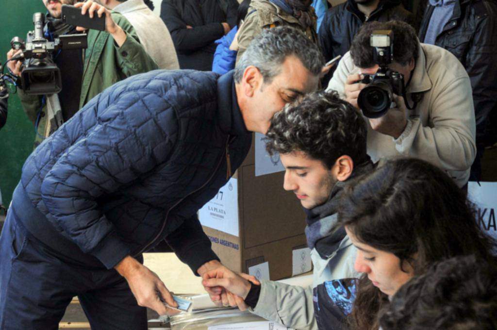 A Randazzo lo “atendió” su hijo, presidente en una escuela de Gonnet