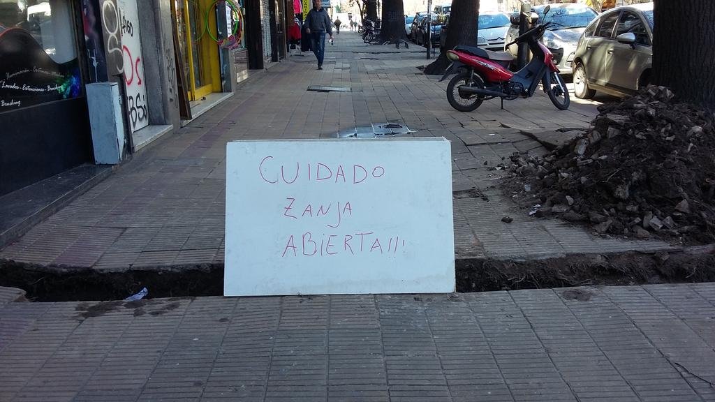 Peligro por una zanja en pleno centro