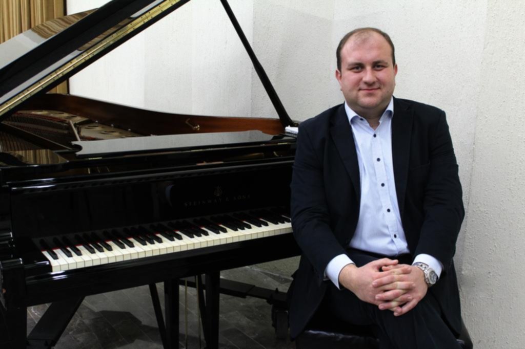 El pianista polaco Martin Sobula interpreta a Chopin esta noche en el Teatro Argentino