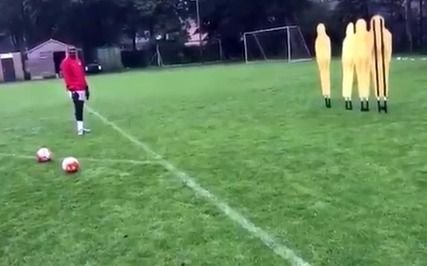 VIDEO: Maradona metió un golazo de tiro libre y lo festejó con el "avioncito"
