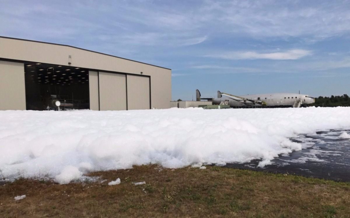 Por error se llena de espuma contra incendios un hangar y cubre a varios trabajadores