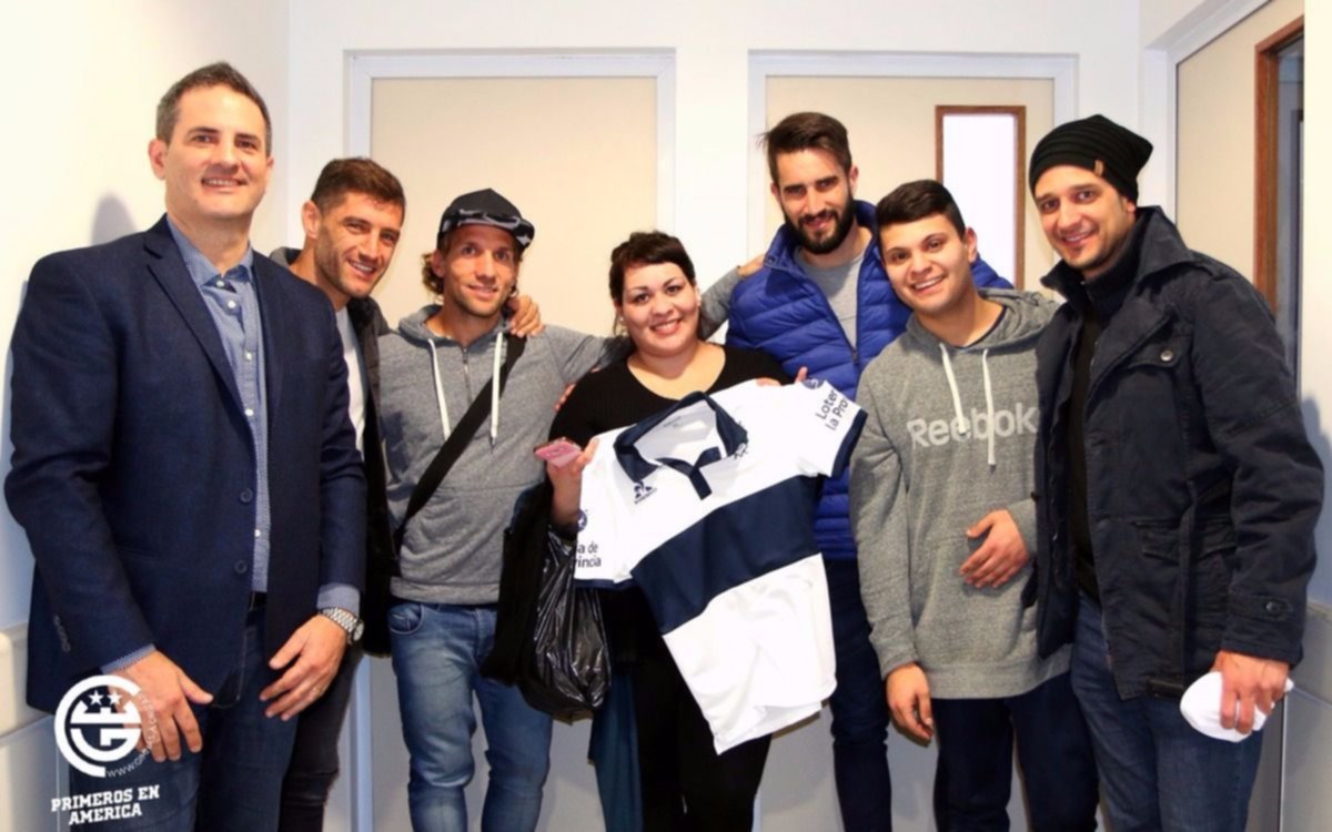 Lobo social: jugadores, junto a una nena que necesita donantes