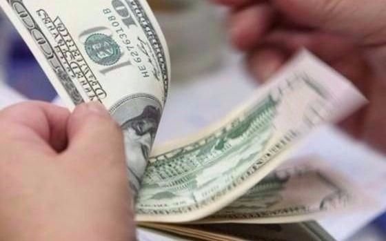 El dólar minorista retrocedió y cerró en 17,35 pesos para la venta