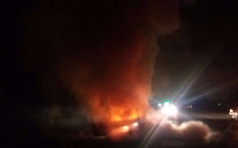 Tensión en Abasto al incendiarse un auto en plena vía pública