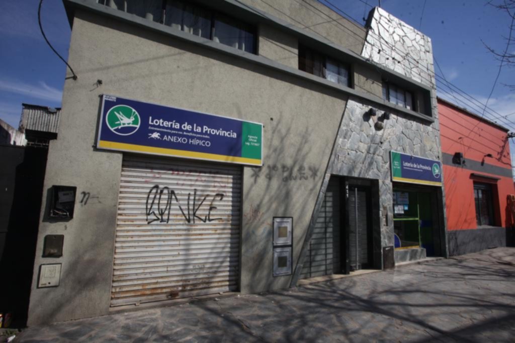 Le golpearon la cabeza contra la pared a una empleada