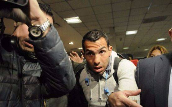 Con algunas condiciones, los chinos dejaron venir a Tévez para tratarse una lesión