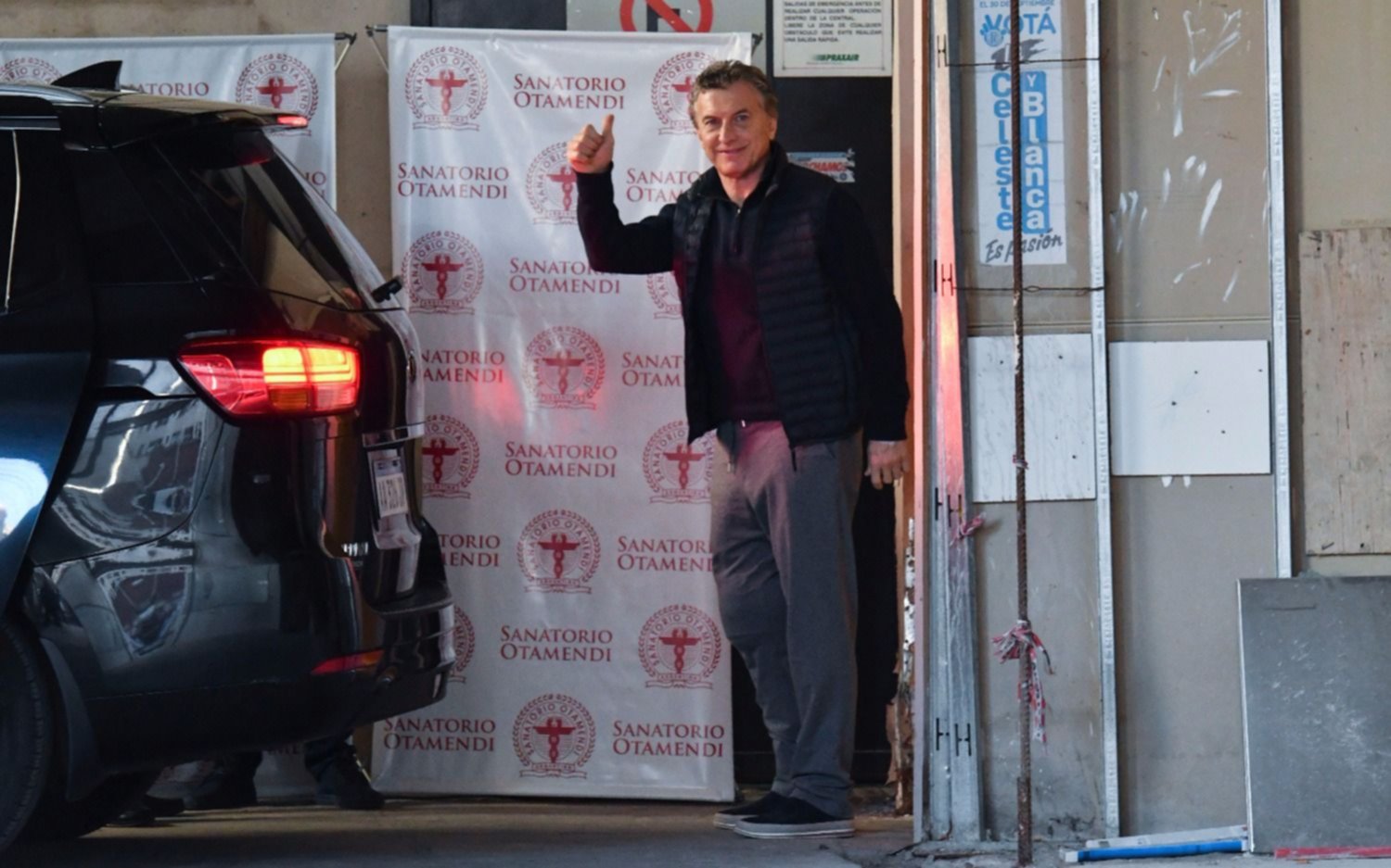 Tras operarse la rodilla, Macri salió caminando del Otamendi pese a la orden de reposo