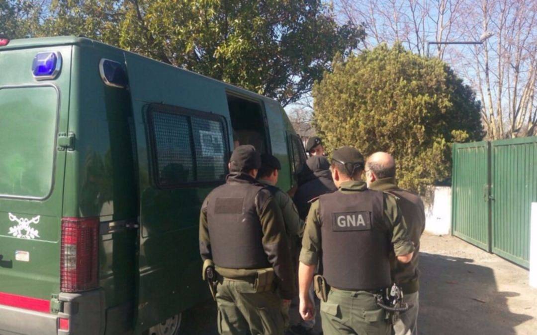 Detienen a ex agente de la SIDE y funcionarios de Aduana por presunto contrabando