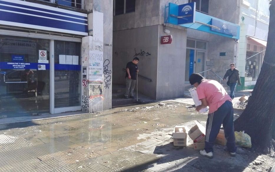 Preocupación en el centro por un desborde cloacal que ya cumplió una semana