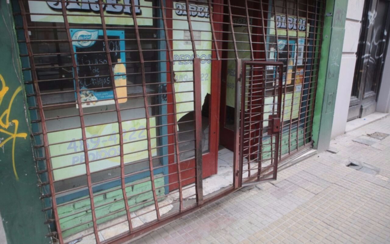 Robo y destrozos en pizzería de 54, 7 y 8