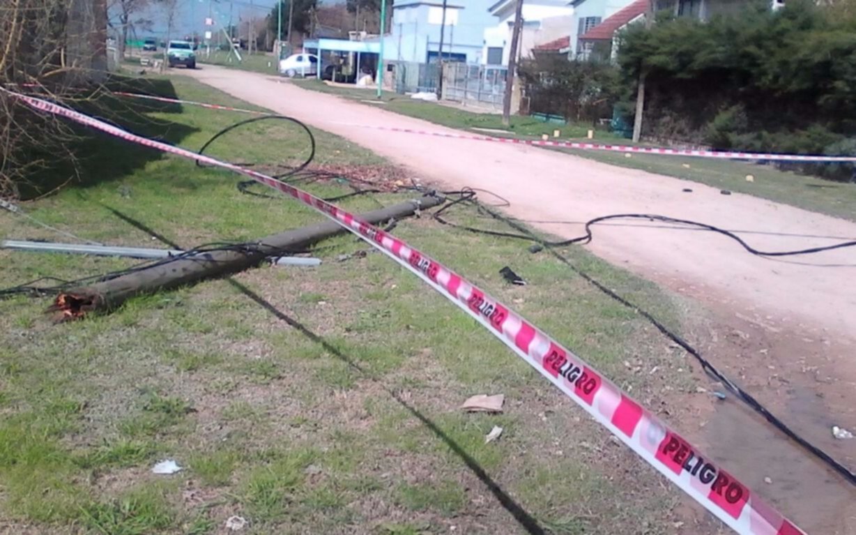  Un camión tumbó cables y postes y dejó a un barrio sin luz en Punta Lara