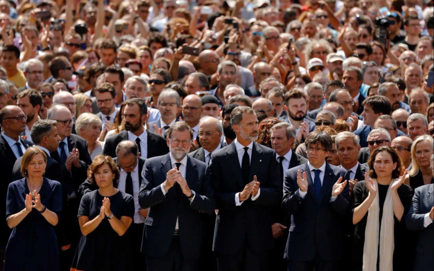 Todavía en shock, y en silencio, una multitud en Barcelona repudió el terror y recordó a las víctimas