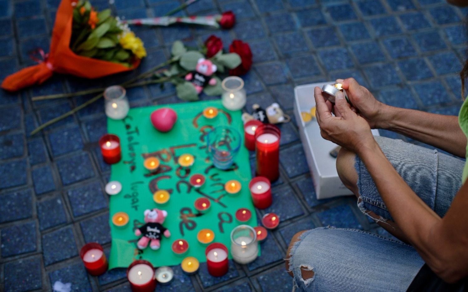 Flores, velas y cartas para homenajear a las víctimas