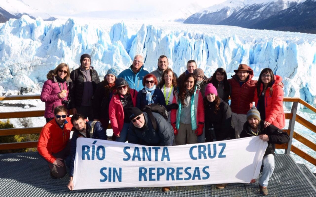 Ambientalistas realizaron hoy un abrazo simbólico al glaciar Perito Moreno 