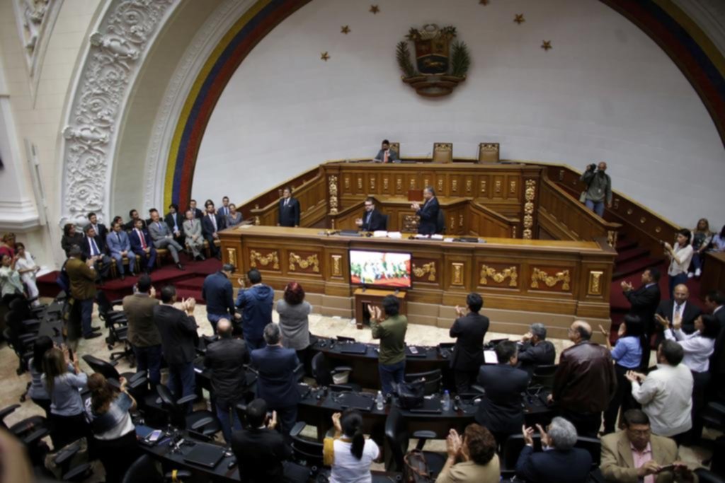 Legisladores venezolanos desafían a Maduro y ratifican su vigencia