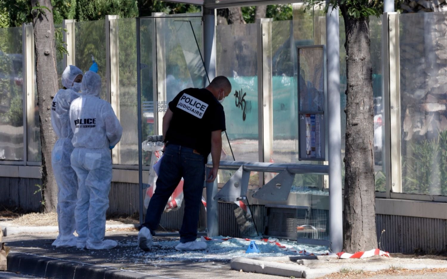 En Francia, un conductor embistió contra dos paradas de colectivo: un muerto