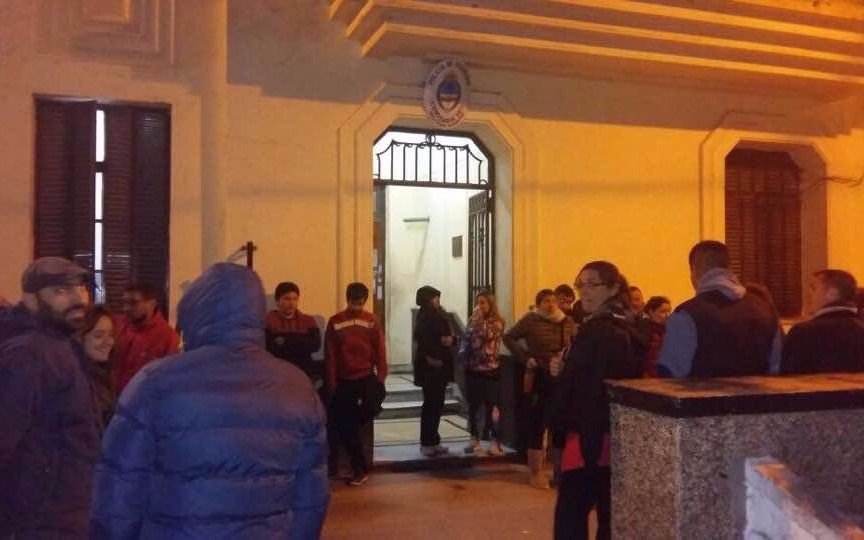 Cansados de los robos, vecinos de Olmos marcharon a la  comisaría y pidieron más seguridad