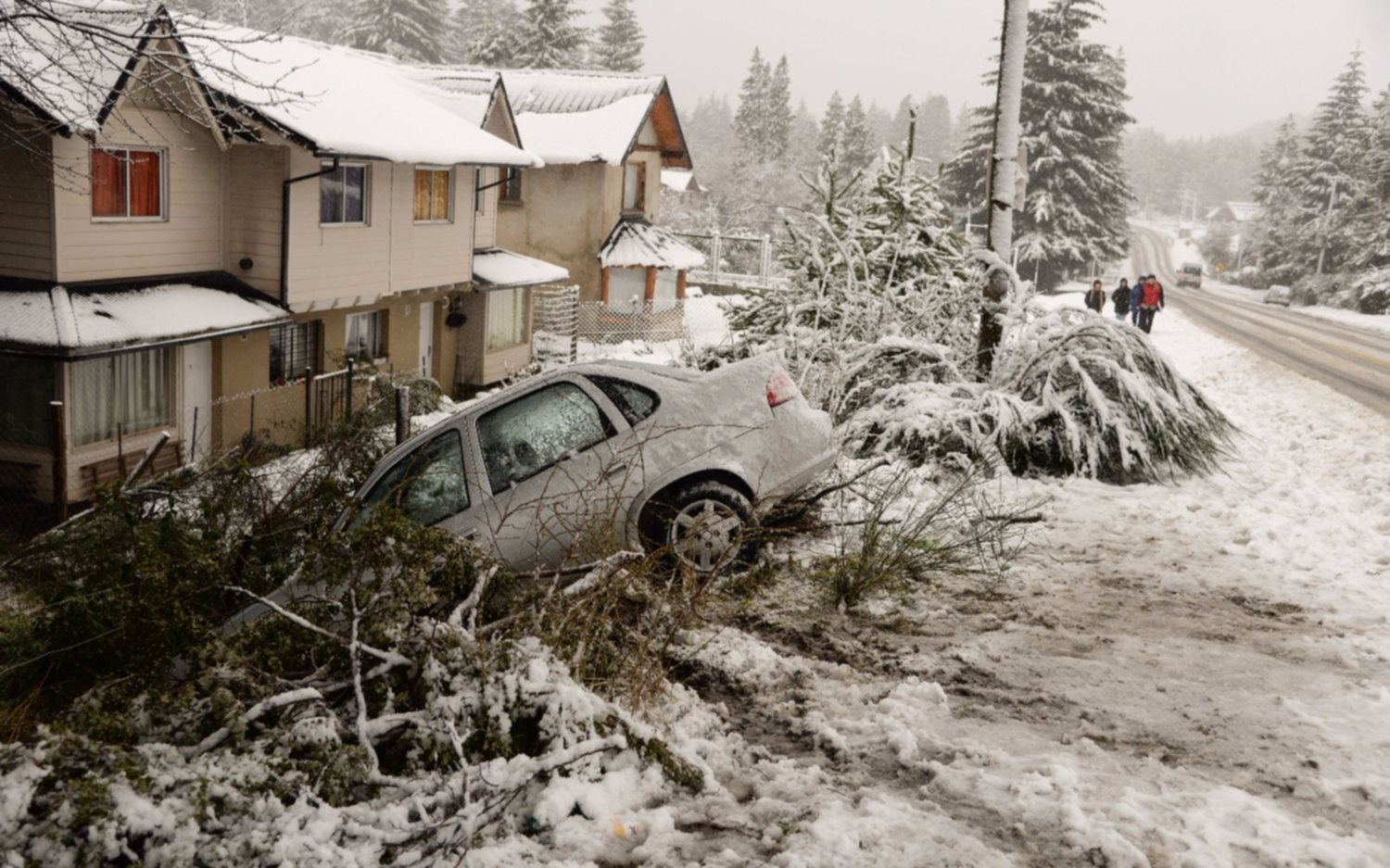 Bariloche: cortes de luz y clases suspendidas por fuerte temporal de viento y nieve