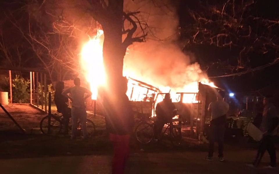 Los Hornos: un incendio dejó a una familia  en la calle y los vecinos brindan ayudan