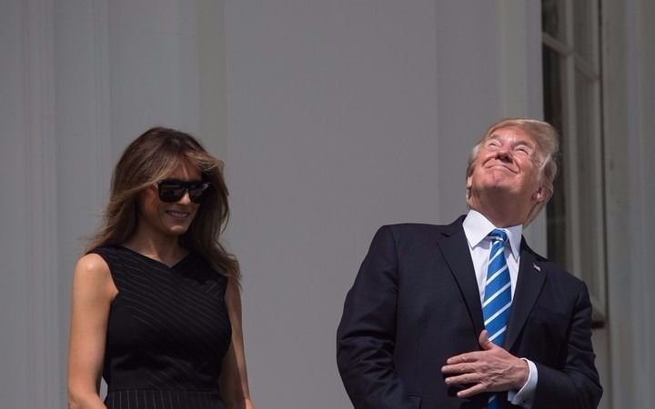 Trump fue blanco de críticas por ver el eclipse sin anteojos 