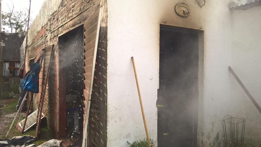 Un incendio destruyó la casa de un policía en Hernández