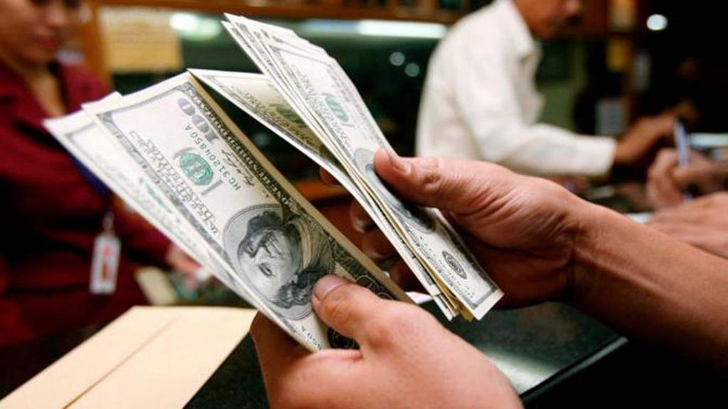 El dólar empezó la semana con una leve baja: $17,50