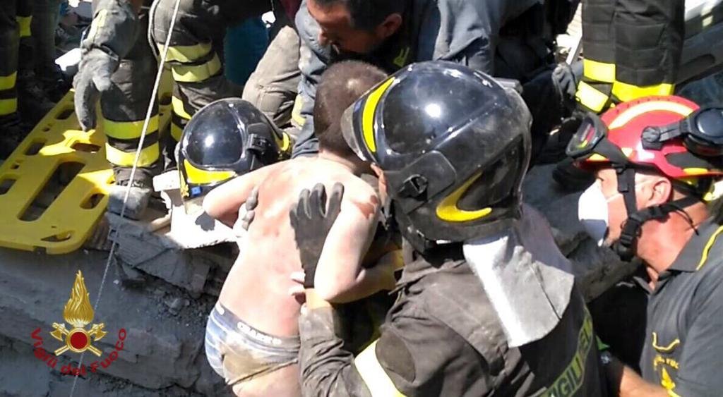 Milagro en Italia: rescatan a tres hermanitos atrapados entre los escombros tras el sismo
