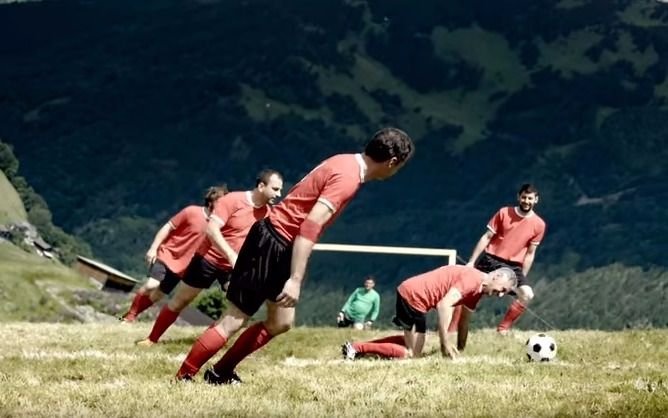 En Austria desafían la gravedad con el Fútbol Alpino Extremo