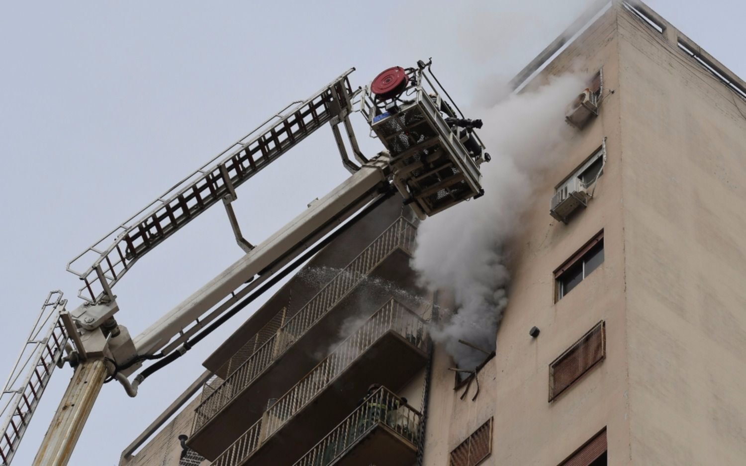 Ardió un edificio en Palermo y hubo 20 personas heridas