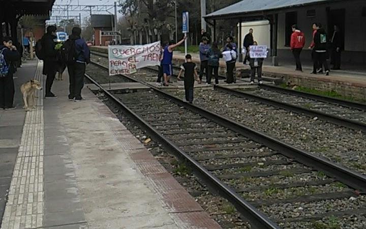 Vecinos de Pereyra “pararon el tren” en reclamo de su estación